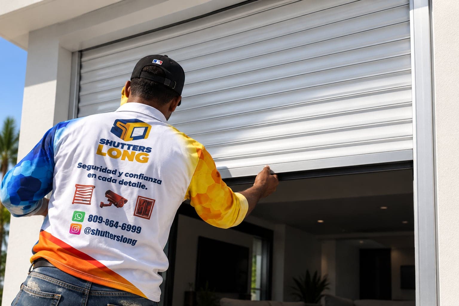 Técnico de Shutters Long instalando una persiana enrollable de seguridad en una residencia